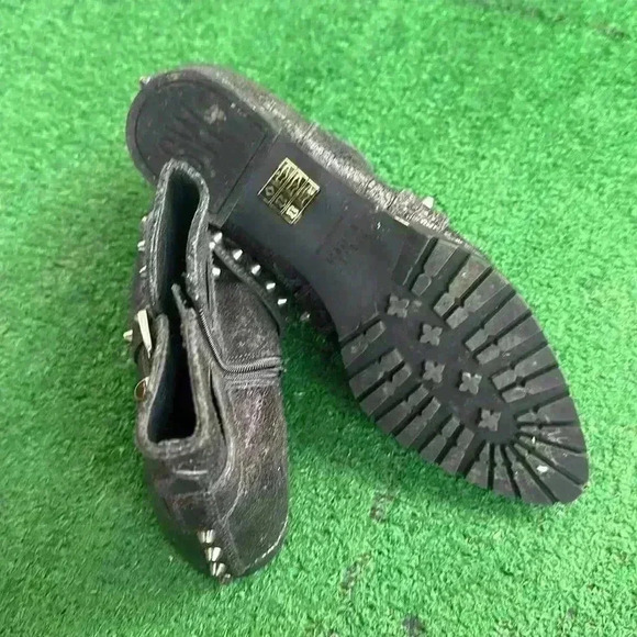 Stuart Weitzman - Picture 8 of 8